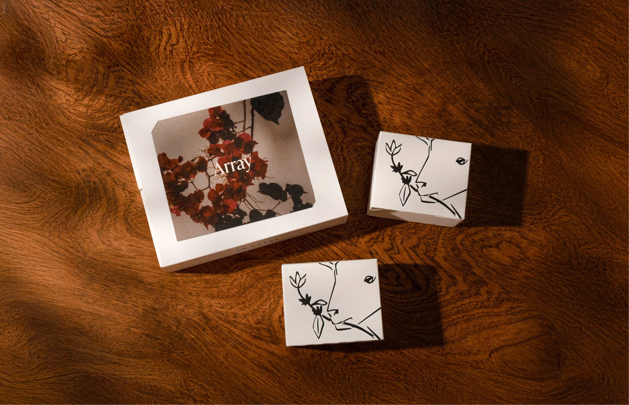 Translation missing: da.A coffee bundle named Array displayed on wooden background, consisting of 4 boxes of coffee