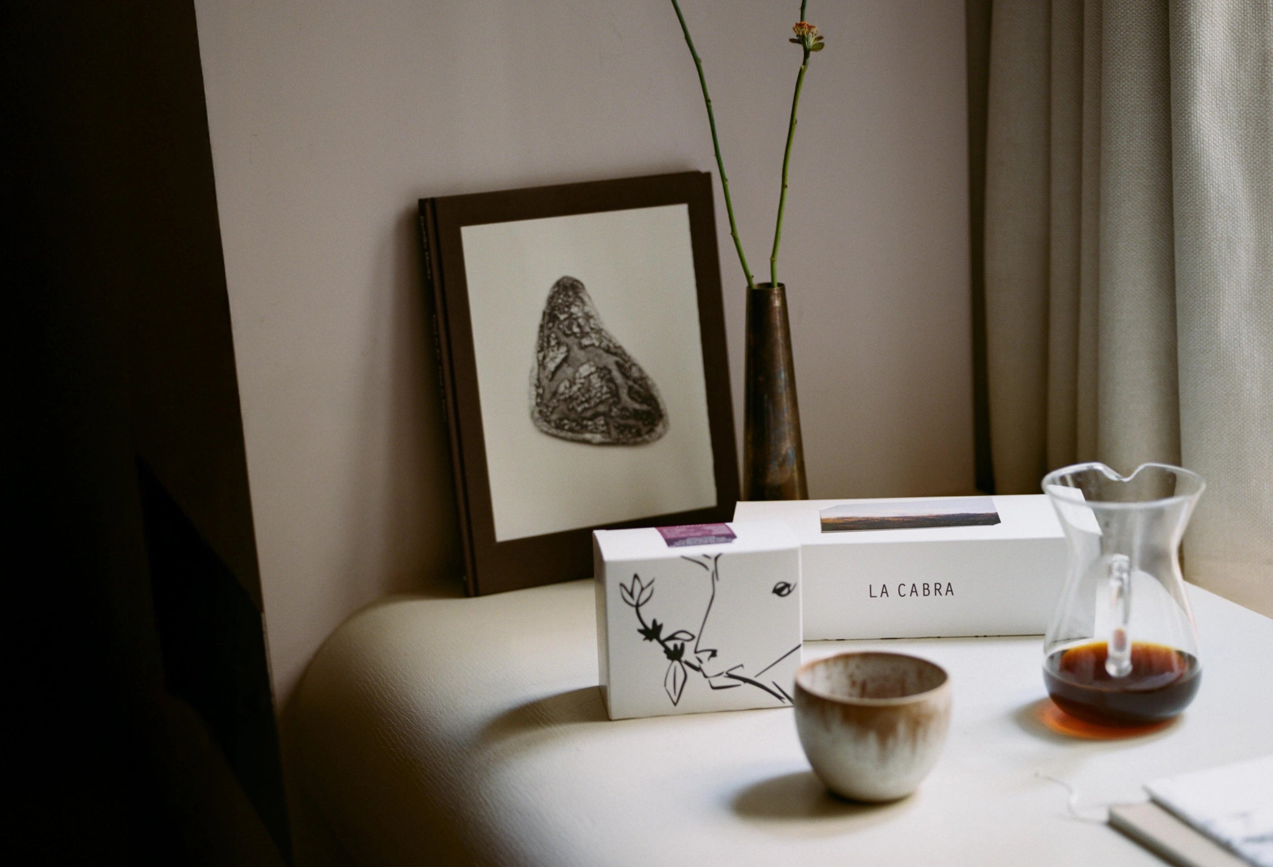 Translation missing: da.Ambient setting with our Rituals coffee subscription 2x250g coffee and amber cup and kinto glass pitcher with coffee