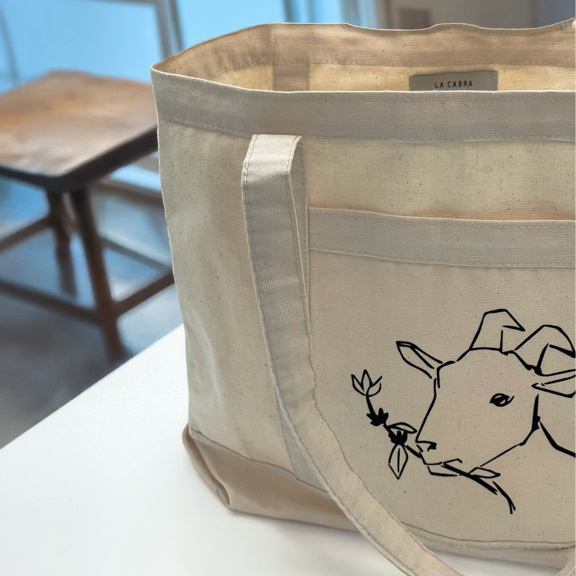 Tote bag La Cabra side view of pocket